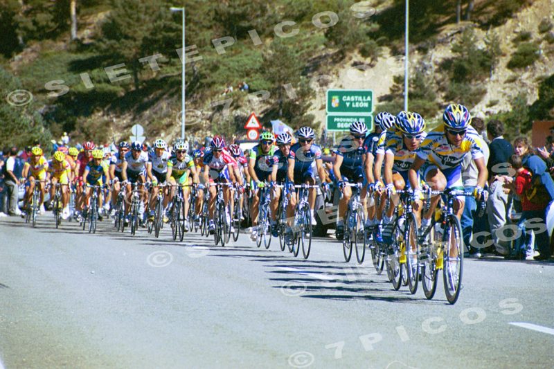 Subida a Navacerrada - Peloton Vuelta Ciclista a España 2004 Etapa Alcobendas - Puerto de Navacerrada