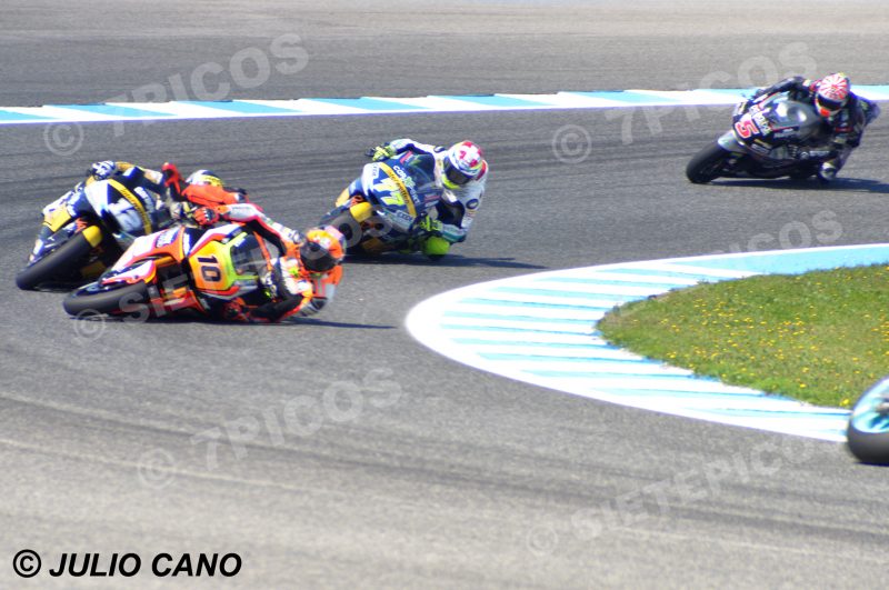 Caida de Luca Marini (10) (Forward Team) delante de Thomas Luthi (12) (Garage Plus Interwetten) seguido de los pilotos Dominique Aegerter (77) (Carxpert Interwetten) y Johann Zarco (5) (Ajomotorsport) en carrera Gran Premio de España Jerez 2016 de Motociclismo