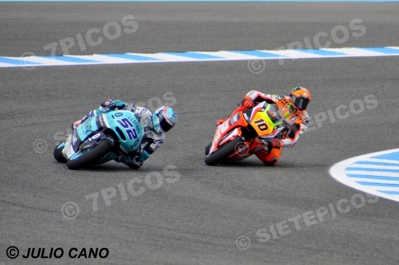 Pilotos Danny Kent (52) (Leopard Racing) y Luca Marini (10) (Forward Team) en carrera Gran Premio de España Jerez 2016 de Motociclismo