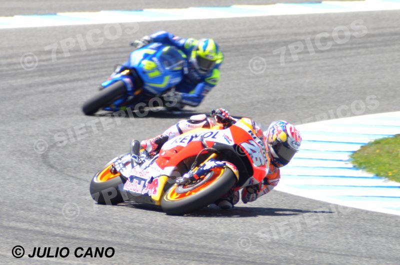 Pilotos Dani Pedrosa (26) (Repsol Honda) y Aleix Espargaró (41) (Team Suzuki Ecstar) en carrera Gran Premio de España Jerez 2016 de Motociclismo