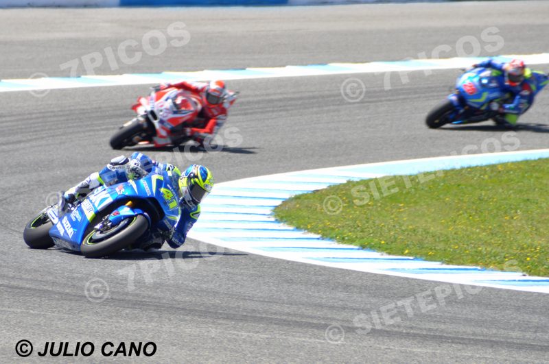 Pilotos Aleix Espargaró (41) (Team Suzuki Ecstar), Andrea Dovicioso (04) (Ducati Team) y Maverick Viñales (25) (Team Suzuki Ecstar) en carrera Gran Premio de España Jerez 2016 de Motociclismo
