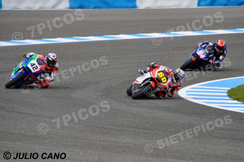 Pilotos Julian "Julito" Simon (Qmmf Raing Team), Federico Fuligni (42) (Team Ciatti) y Mattia Pasini (54) (Italtrans Racing Team) en carrera Gran Premio de España Jerez 2016 de Motociclismo