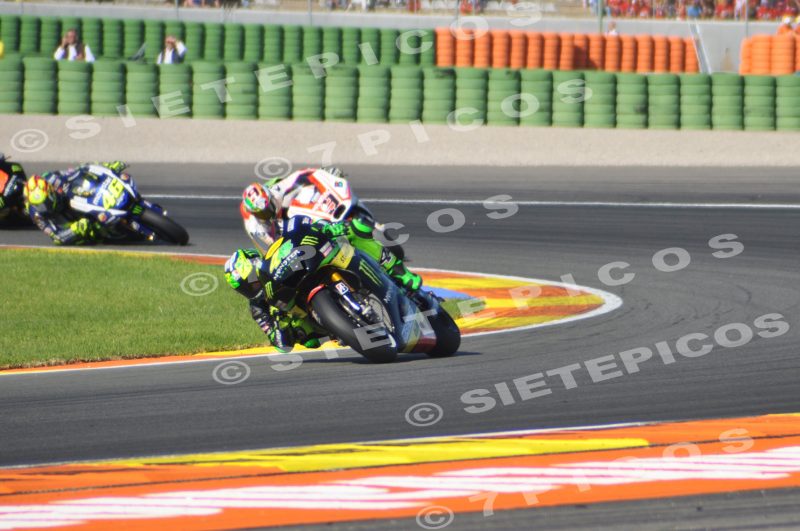 Pilotos Pol Espargaró (44) (Monster Yamaha Tech3), Danilo Petricci (9) (Pramac Racing) y Valentino Rossi (46) (Movistar Yamaha) en una curva en carrera Gran Premio de la Comunidad Valenciana "Cheste" 2015 de Motociclismo
