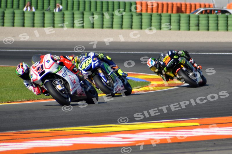 Pilotos Danilo Petricci (9) (Pramac Racing), Valentino Rossi (46) (Movistar Yamaha) y Bradley Smith (38) (Monster Yamaha Tech3) en una curva en carrera Gran Premio de la Comunidad Valenciana "Cheste" 2015 de Motociclismo