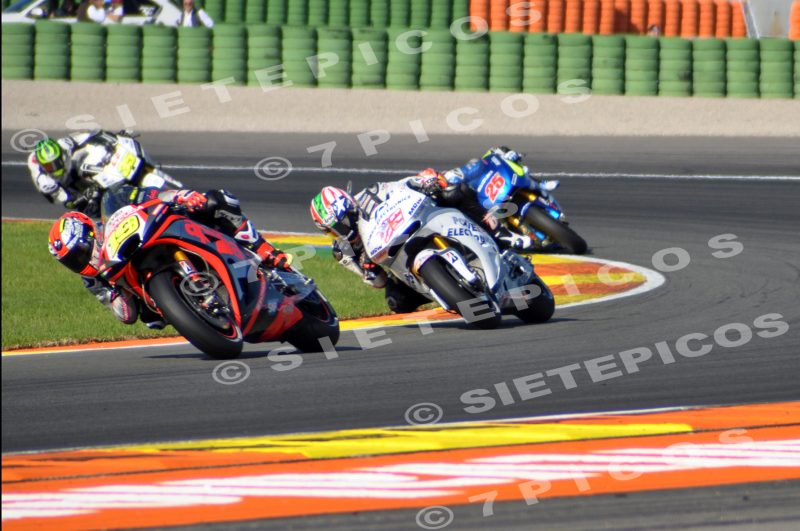 Pilotos Alvaro Bautista (19) (Aprilia Racing Team Gresini), Nicky Hayden (69) (Aspar Team), Maverick Viñales (25) (Team Suzuki Ecstar) y Cal Crutchlow (35) (CWM LCR Honda) en curva en carrera Gran Premio de la Comunidad Valenciana "Cheste" 2015 de Motociclismo