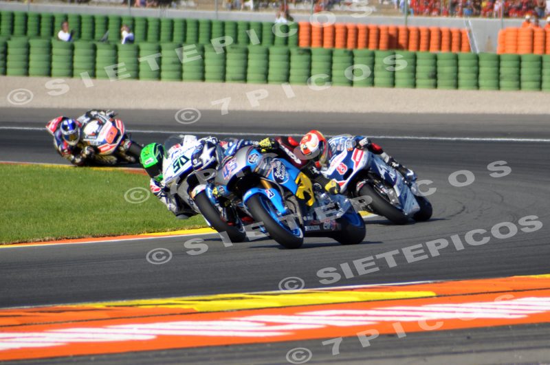 Pilotos Scott Redding (45) (Estrella Galicia 0,0 Marc VDS), Eugene Laverty (50) (Aspar Team), Hector Barberá (8) (Avintia Racing) y Mike Di Meglio (63) (Avintia Racing) en una curva en carrera Gran Premio de la Comunidad Valenciana "Cheste" 2015 de Motociclismo