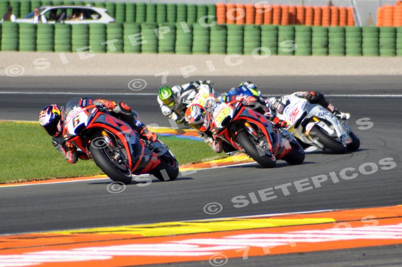 Pilotos Stefan Bradl (6) (Aprilia Racing Team Gresini), Alvaro Bautista (19) (Aprilia Racing Team Gresini), Nicky Hayden (69) (Aspar Team), Maverick Viñales (25) (Team Suzuki Ecstar) y Cal Crutchlow (35) (CWM LCR Honda) en curva en carrera Gran Premio de la Comunidad Valenciana "Cheste" 2015 de Motociclismo