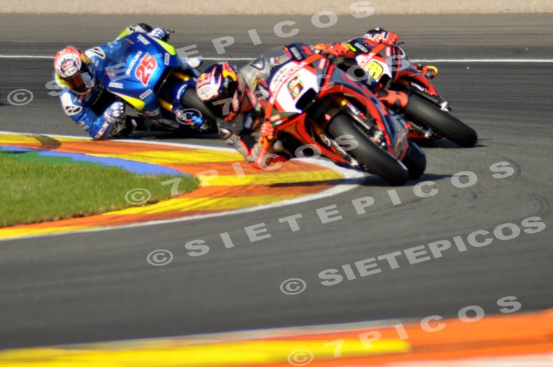 Pilotos Stefan Bradl (6) (Aprilia Racing Team Gresini), Alvaro Bautista (19) (Aprilia Racing Team Gresini) y Maverick Viñales (25) (Team Suzuki Ecstar) en curva en carrera Gran Premio de la Comunidad Valenciana "Cheste" 2015 de Motociclismo