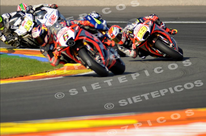Pilotos Stefan Bradl (6) (Aprilia Racing Team Gresini), Alvaro Bautista (19) (Aprilia Racing Team Gresini), Maverick Viñales (25) (Team Suzuki Ecstar), Nicky Hayden (69) (Aspar Team) y Cal Crutchlow (35) (CWM LCR Honda) en curva en carrera Gran Premio de la Comunidad Valenciana "Cheste" 2015 de Motociclismo
