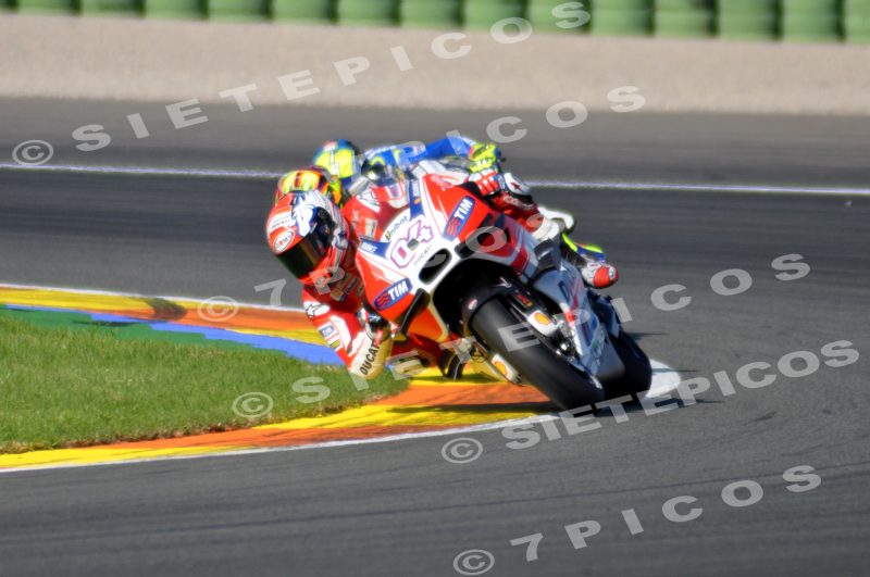 Pilotos Andrea Dovicioso (04) (Ducati Team), Valentino Rossi (46) (Movistar Yamaha), y Aleix Espargaró (41) (Team Suzuki Ecstar) en curva en carrera Gran Premio de la Comunidad Valenciana "Cheste" 2015 de Motociclismo