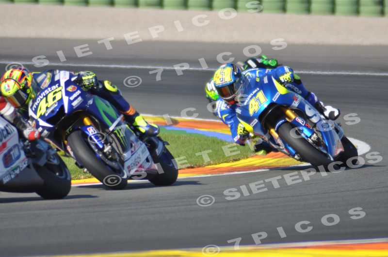 Pilotos Valentino Rossi (46) (Movistar Yamaha), Aleix Espargaró (41) (Team Suzuki Ecstar) y Monster Yamaha Tech3 Pol Espargaró (44) en curva en carrera Gran Premio de la Comunidad Valenciana "Cheste" 2015 de Motociclismo