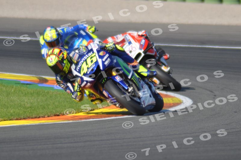 Pilotos Valentino Rossi (46) (Movistar Yamaha), Andrea Dovicioso (04) (Ducati Team) y Aleix Espargaró (41) (Team Suzuki Ecstar) en curva en carrera Gran Premio de la Comunidad Valenciana "Cheste" 2015 de Motociclismo