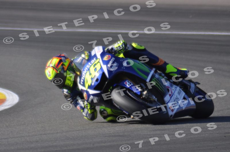 Piloto Valentino Rossi (46) (Movistar Yamaha) en una curva en carrera Gran Premio de la Comunidad Valenciana "Cheste" 2015 de Motociclismo