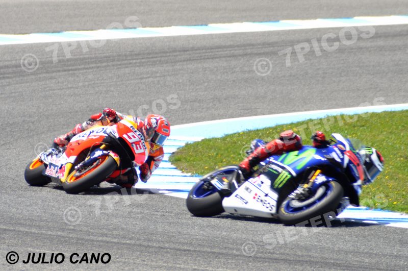Piloto Jorge Lorenzo (99) (Movistar Yamaha) y Marc Marquez (93) (Repsol Honda) en carrera Gran Premio de España Jerez 2016 de Motociclismo