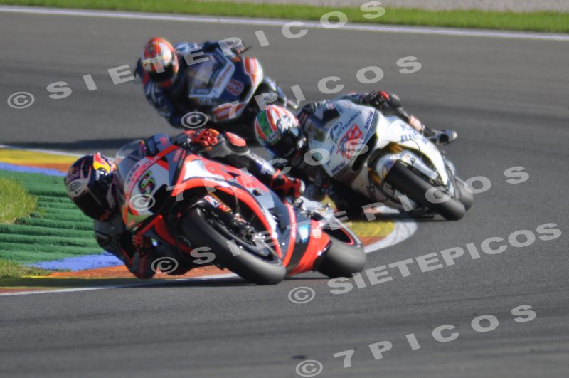 Pilotos Stefan Bradl (6) (Aprilia Racing Team Gresini), Nicky Hayden (69) (Aspar Team) y Hector Barberá (8) (Avintia Racing) en curva en carrera Gran Premio de la Comunidad Valenciana "Cheste" 2015 de Motociclismo