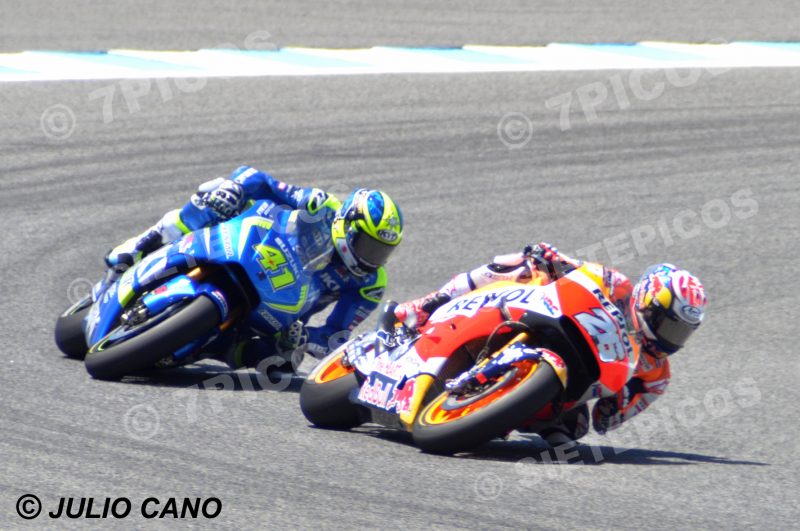 Pilotos Dani Pedrosa (26) (Repsol Honda) y Aleix Espargaró (41) (Team Suzuki Ecstar) en carrera Gran Premio de España Jerez 2016 de Motociclismo
