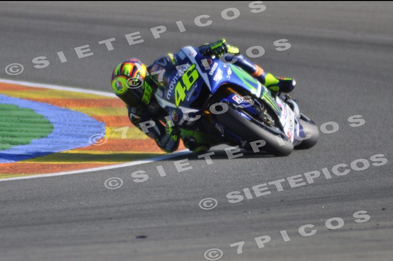 Piloto Valentino Rossi (46) (Movistar Yamaha) en una curva en carrera Gran Premio de la Comunidad Valenciana "Cheste" 2015 de Motociclismo