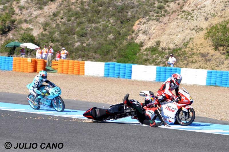 Caida del piloto Karel Hanika (98) (Platinum Bay Real State)entre los pilotos Hiroki Ono (76) (Honda Team Asia) y Andrea Locatelli (55) (Leopard Racing) en carrera Gran Premio de España Jerez 2016 de Motociclismo