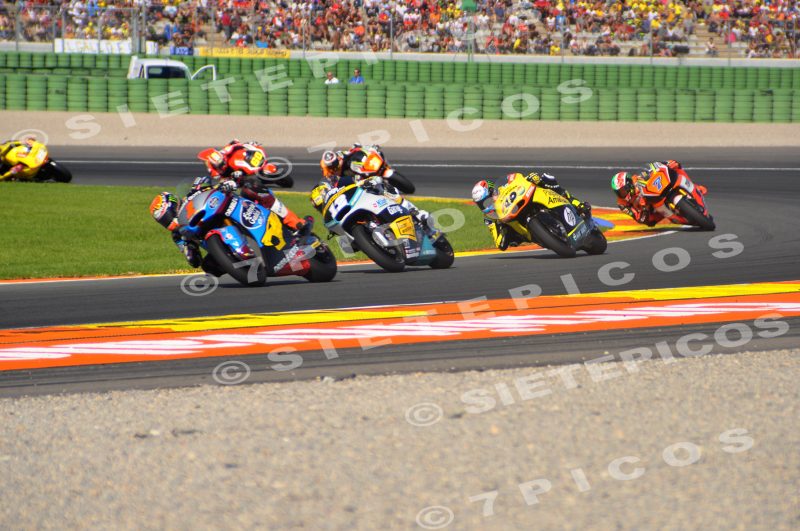 Pilotos Tito Rabat (1) (Estrella Galicia 0,0 Marc VDS), Thomas Luthi (12) (Derendinger Racing Interwetten), Alex Rins (40) (Paginas amarillas HP 40) y Lorenzo Baldassarri (7) (Athiná Forward Racing) en la recta de atrás Gran Premio de la Comunidad Valenciana "Cheste" 2015 de Motociclismo