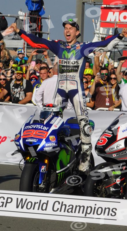 Pilotos Danny Kent (1) (Leopard Racing), Jorge Lorenzo (99) (Movistar Yamaha) y Johann Zarco (5) (Ajomotorsport) campeones de las tres categorias de motociclismo Gran Premio de la Comunidad Valenciana 