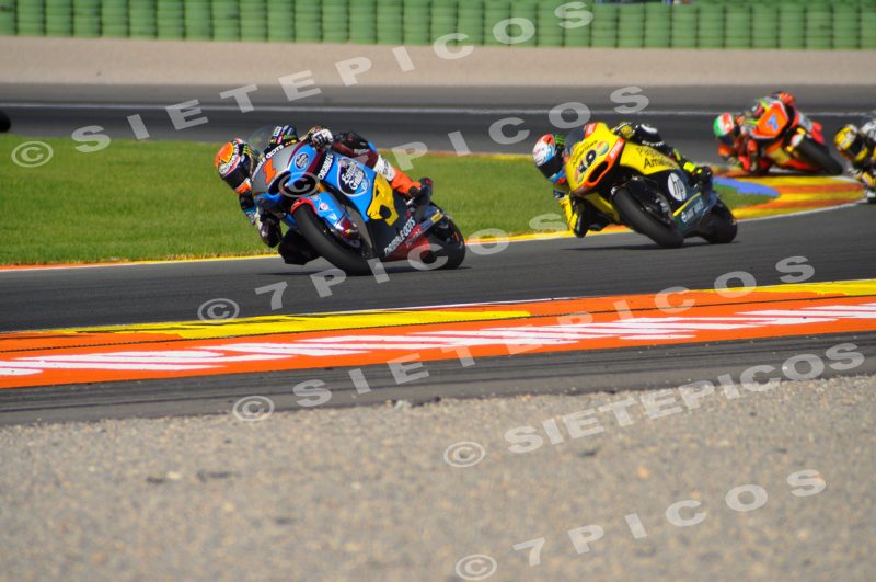 Pilotos Tito Rabat (1) (Estrella Galicia 0,0 Marc VDS) y Alex Rins (40) (Paginas amarillas HP 40) en carrera Gran Premio de la Comunidad Valenciana "Cheste" 2015 de Motociclismo