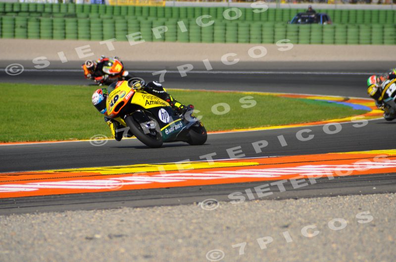 Piloto Alex Rins (40) (Paginas amarillas HP 40) en carrera Gran Premio de la Comunidad Valenciana "Cheste" 2015 de Motociclismo