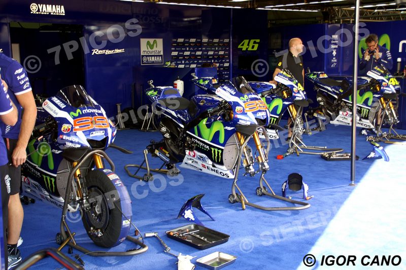 Box Movistar Yamaha con motocicletas Jorge Lorenzo (99) y Valentino Rossi (46) Gran Premio Movistar de Aragon 2016 de Motociclismo Motorland Alcañiz