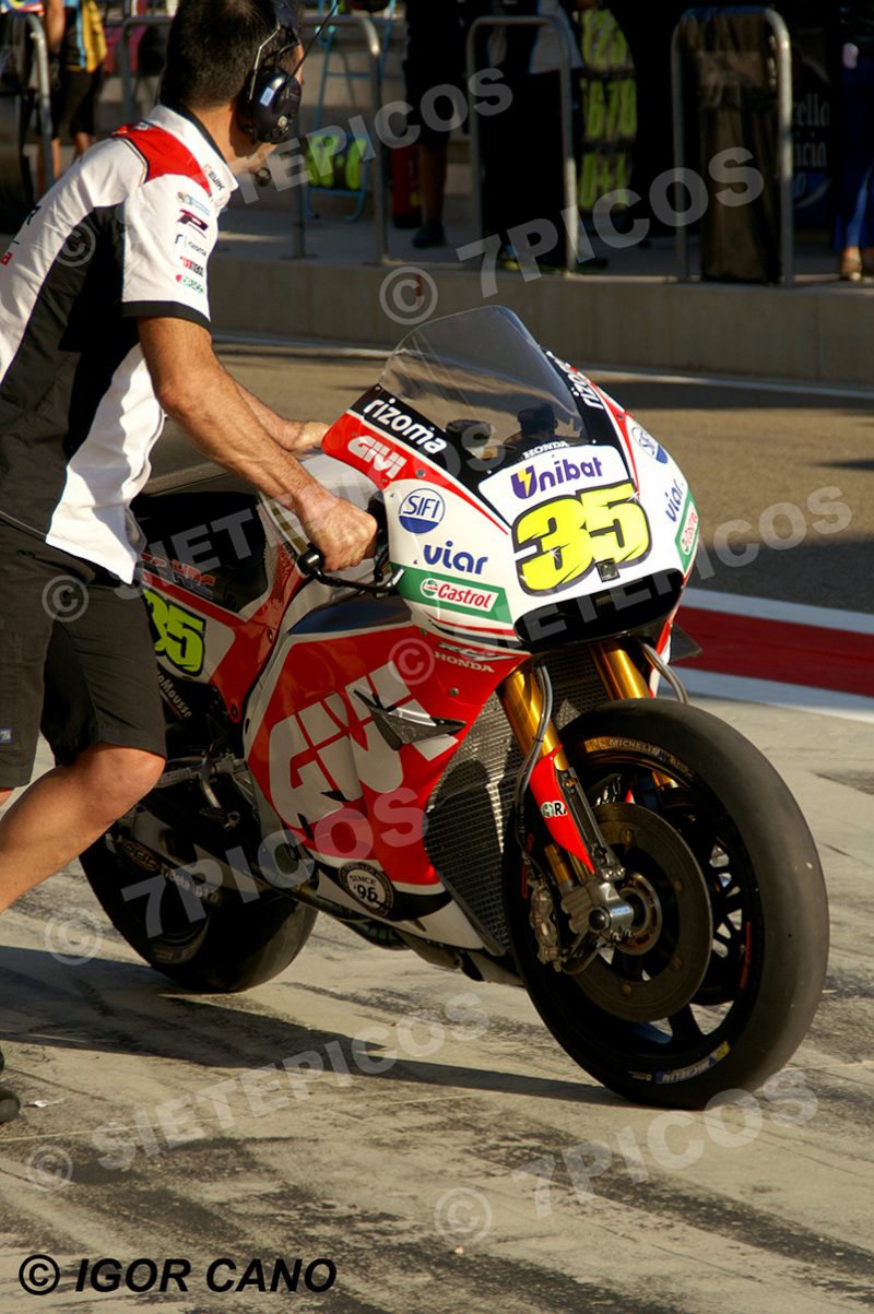 Mecanico del equipo LCR Honda con motocicleta de Cal Crutchlow (35) en pit lane Gran Premio Movistar de Aragon 2016 de Motociclismo Motorland Alcañiz