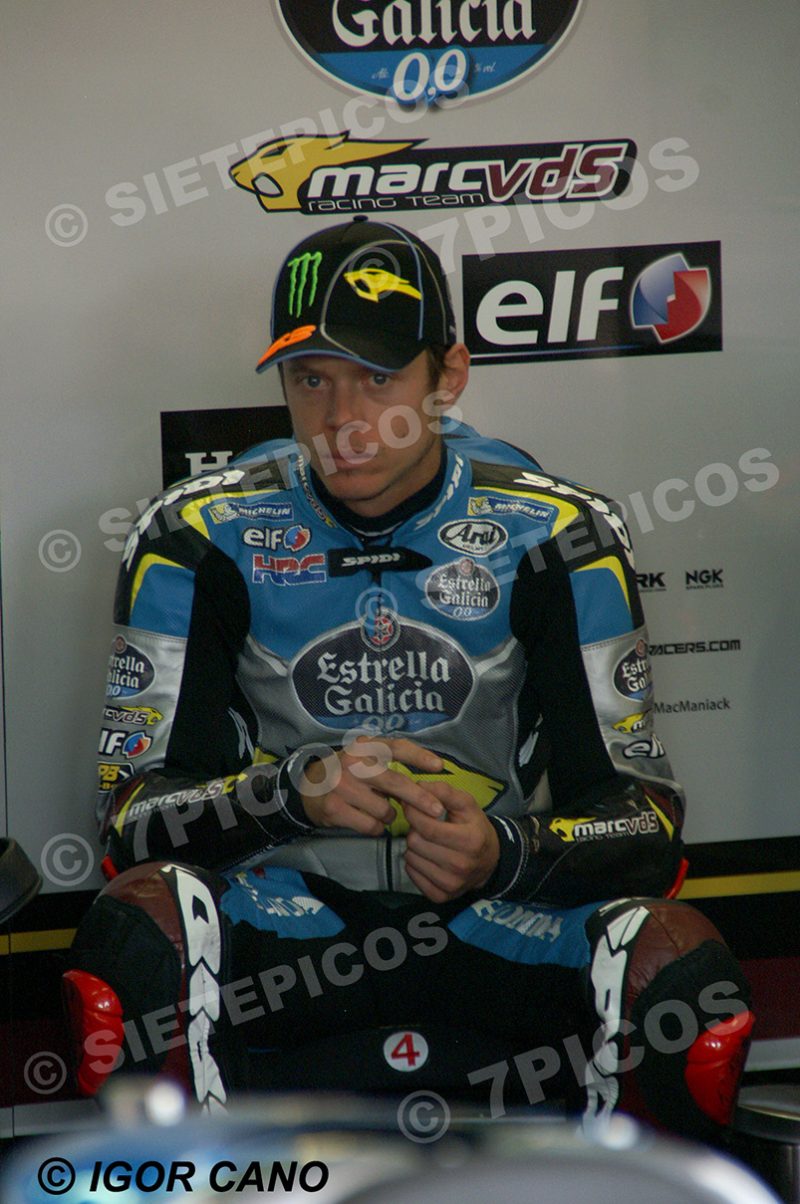 Piloto Tito Rabat (53) (Estrella Galicia 0,0 Marc VDS) sentado en el box Gran Premio Movistar de Aragon 2016 de Motociclismo Motorland Alcañiz