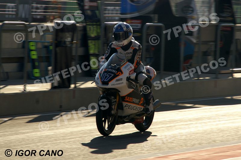 Piloto John McPhee (17) (Peugeot MC Saxoprint) entrando en pit lane