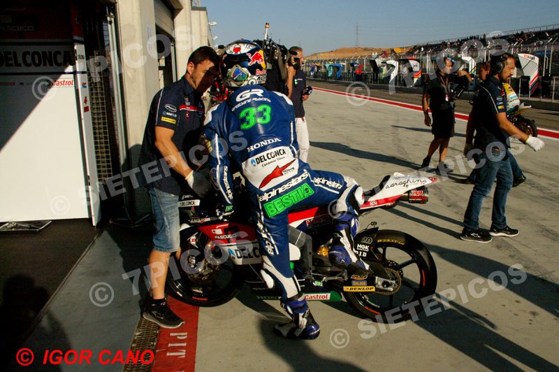 Piloto Enea Bastianini (33) (Gresini Racing) llegando al box junto a un mecanico Gran Premio Movistar de Aragon 2016 de Motociclismo Motorland Alcañiz