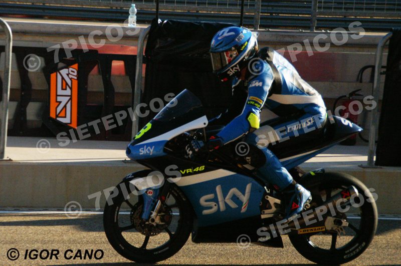 Piloto Nicolo Bulega (8) (Sky racing team VR46) pasando por el pit lane Gran Premio Movistar de Aragon 2016 de Motociclismo Motorland Alcañiz