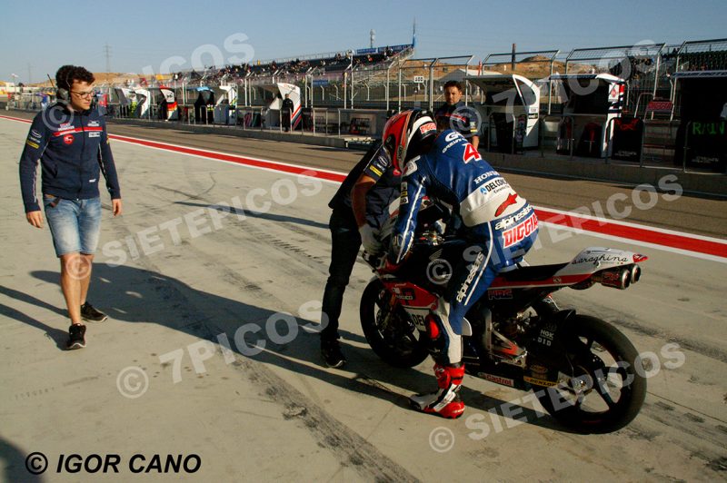 Piloto Fabio di Giannantonio (4) (Gresini Racing) llegando al box junto a un mecanico en Pit Lane