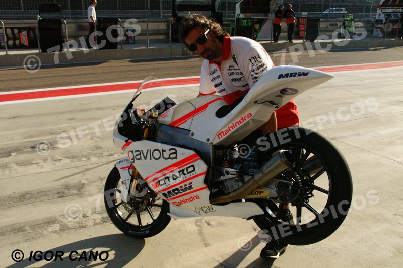 Mecanico equipo Aspar Mahindra Team con motocicleta del piloto Jorge Martin (88) Gran Premio Movistar de Aragon 2016 de Motociclismo Motorland Alcañiz