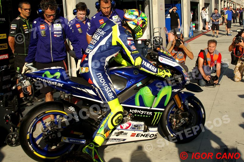 Piloto Valentino Rossi (46) (Movistar Yamaha) en Pit Lane subido en la motocicleta junto a tres mecanicos Gran Premio Movistar de Aragon 2016 de Motociclismo Motorland Alcañiz