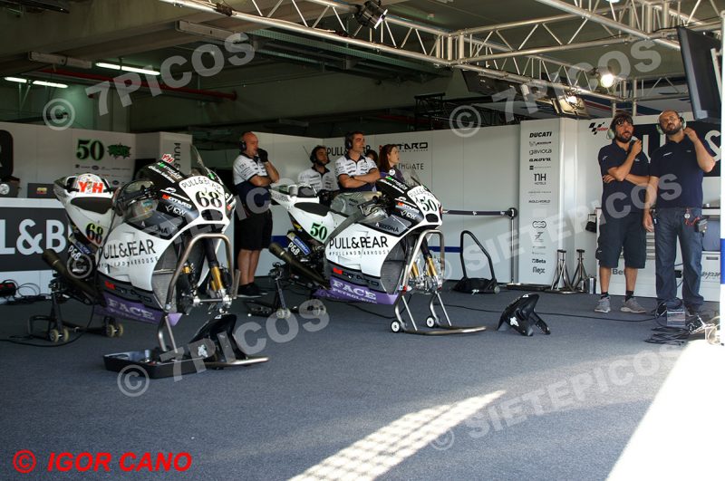 Box equipo Pull&Bear Aspar Team motocicletas de los pilotos Yonny Hernandez (68) y Eugene Laverty (50) sobre caballetes Gran Premio Movistar de Aragon 2016 de Motociclismo Motorland Alcañiz