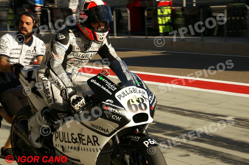 Piloto Yonny Hernandez (68) (Pull&Bear Aspar Team) llegando al box por el pit lane empujado por un mecanico Gran Premio Movistar de Aragon 2016 de Motociclismo Motorland Alcañiz