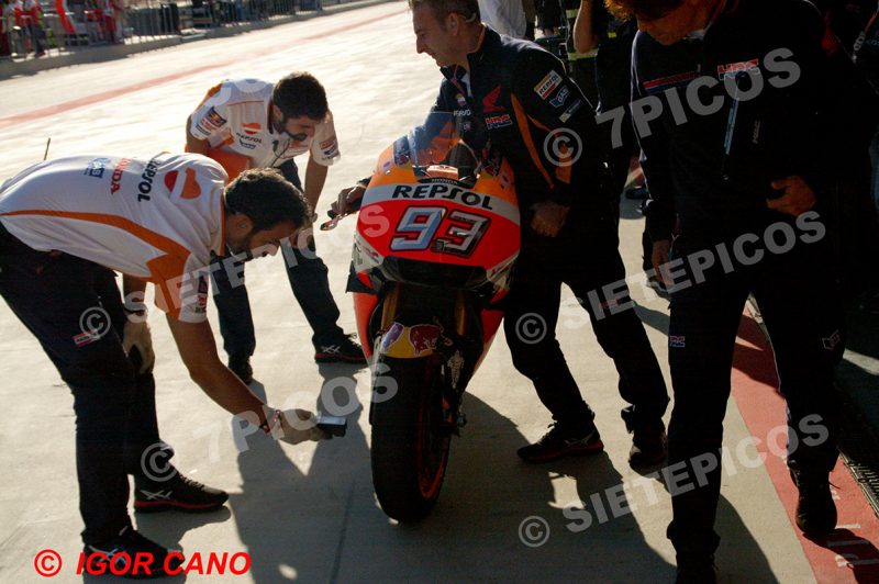 Mecanicos del equipo Repsol Honda con la motocicleta de Marc Marquez (93) Gran Premio Movistar de Aragon 2016 de Motociclismo Motorland Alcañiz