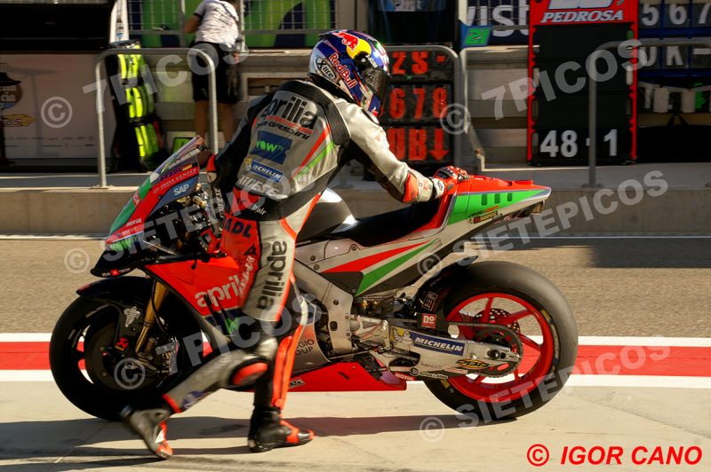 Piloto Stefan Bradl (6) (Aprilia RacingTeam Gresini) empujando su motocicleta por averia Gran Premio Movistar de Aragon 2016 de Motociclismo Motorland Alcañiz