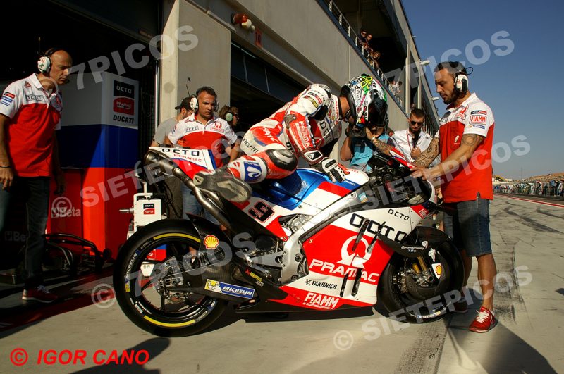 Piloto Danilo Petrucci (9) (Octo Pramac Yakhnich) montado en su motocicleta junto a tres mecanicos en Pit Lane Gran Premio Movistar de Aragon 2016 de Motociclismo Motorland Alcañiz