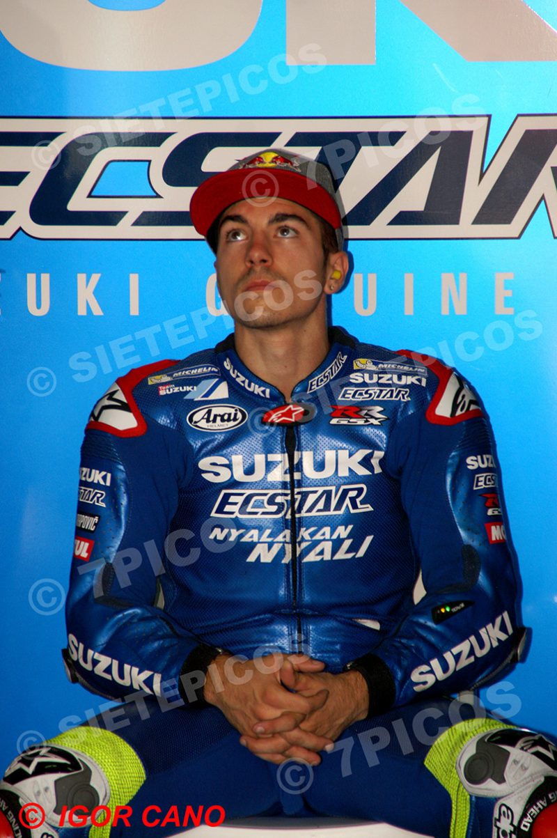 Piloto Maverick Viñales (25) (Team Suzuki Ecstar) sentado en el box Gran Premio Movistar de Aragon 2016 de Motociclismo Motorland Alcañiz