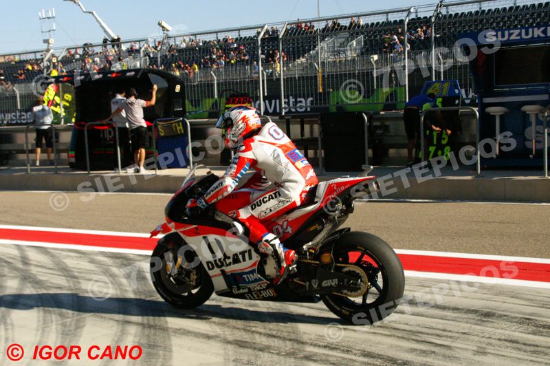 Piloto Andrea Dovicioso (04) (Ducati Team) entrando al box por el pit lane