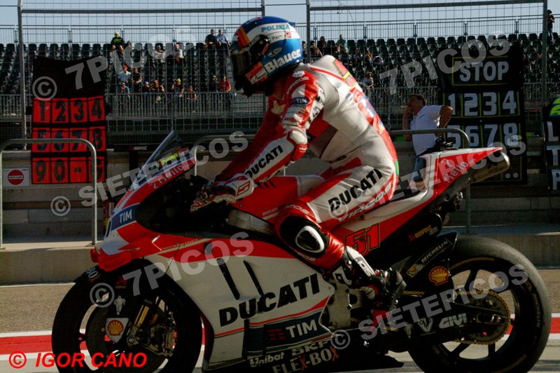 Piloto Michele Pirro (51) (Ducati Team) pasando por el pit lane Gran Premio Movistar de Aragon 2016 de Motociclismo Motorland Alcañiz