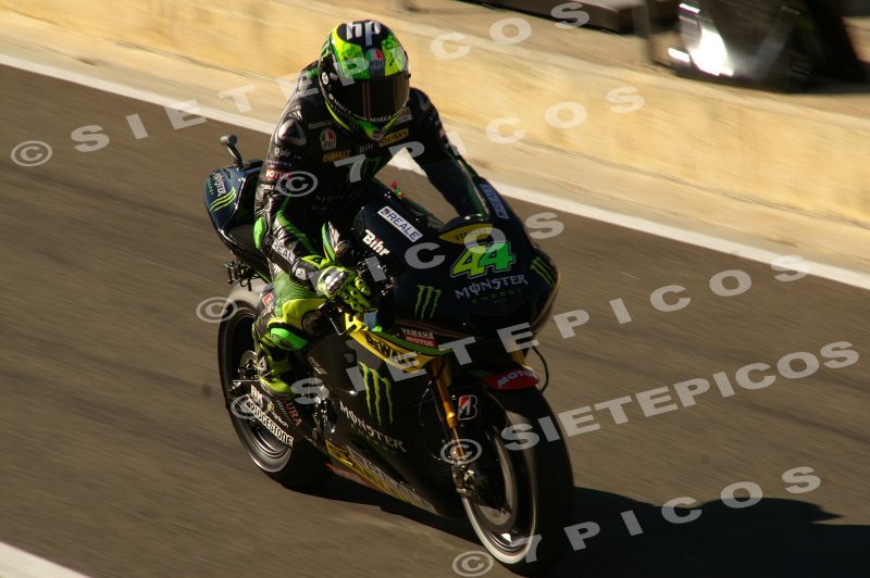 Piloto Pol Espargaró (44) (Monster Yamaha Tech3) en el Pit Lane llegando al box Gran Premio de la Comunidad Valenciana "Cheste" 2015 de Motociclismo