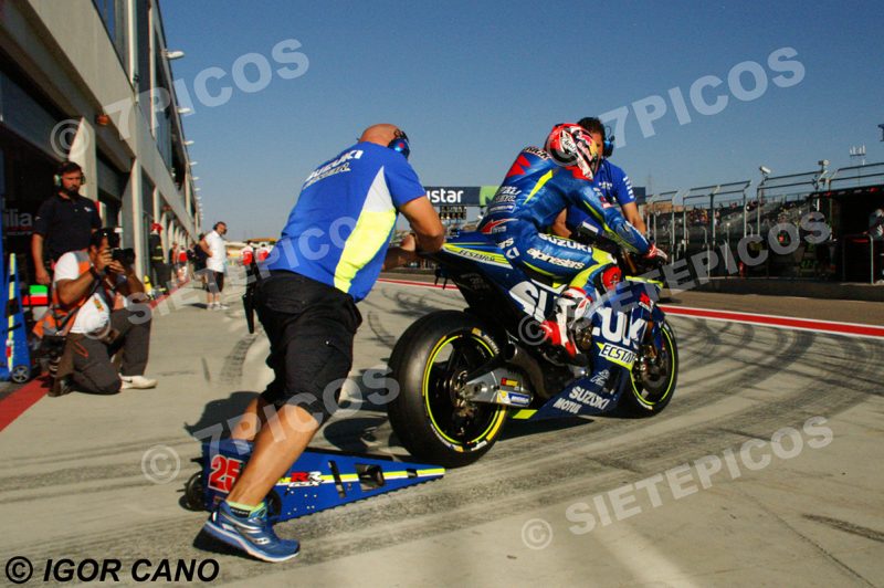 Piloto Maverick Viñales (25) (Team Suzuki Ecstar) saliendo del box junto a dos mecanicos Gran Premio Movistar de Aragon 2016 de Motociclismo Motorland Alcañiz