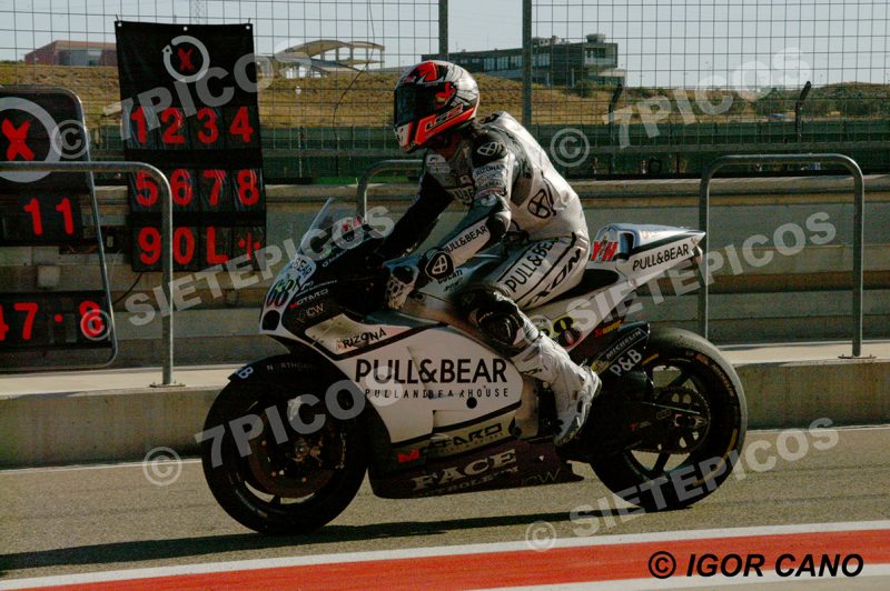 Piloto Yonny Hernandez (68) (Pull&Bear Aspar Team) entrando en el pit lane Gran Premio Movistar de Aragon 2016 de Motociclismo Motorland Alcañiz