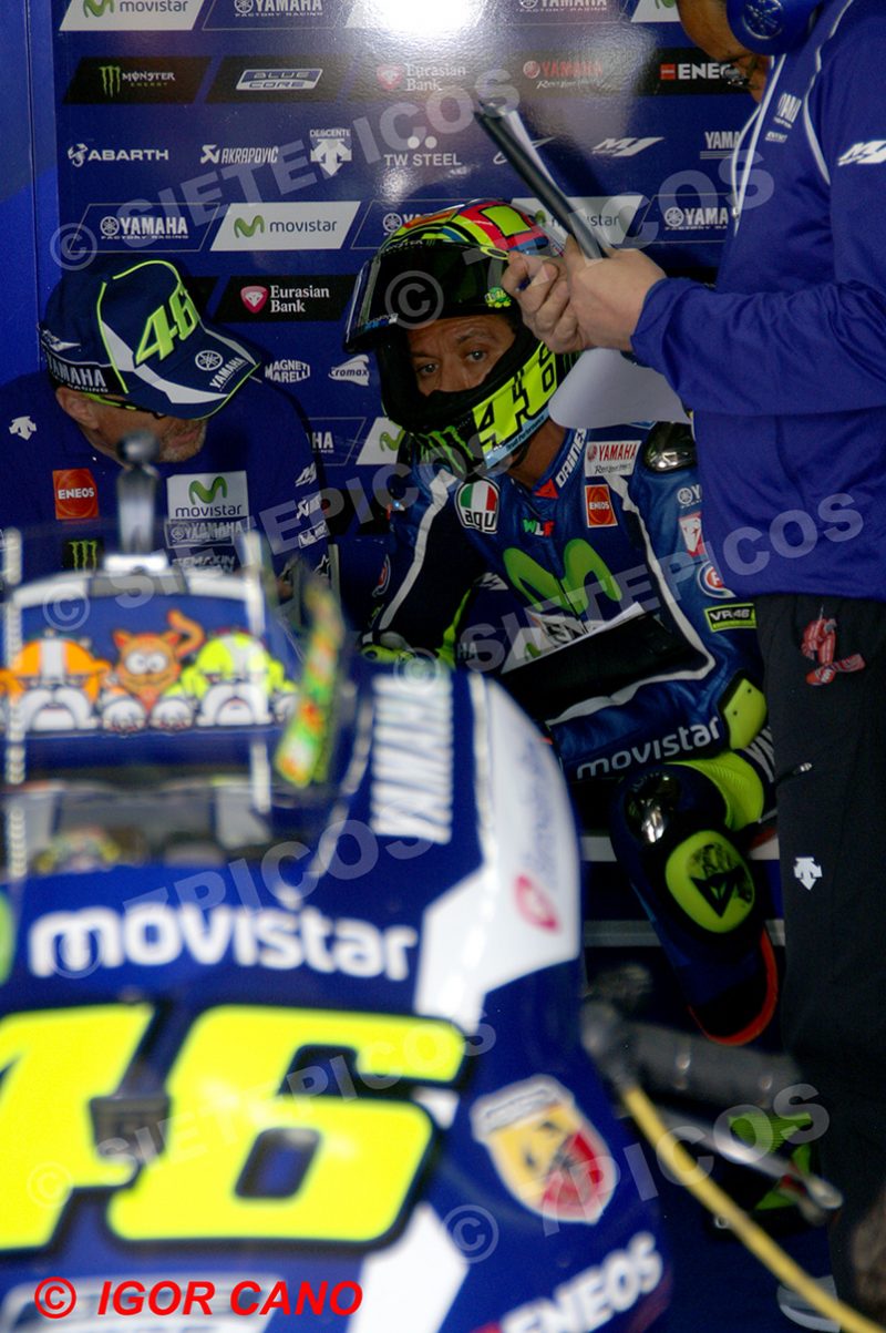 Piloto Valentino Rossi (46) (Movistar Yamaha) dando instrucciones Gran Premio Movistar de Aragon 2016 de Motociclismo Motorland Alcañiz
