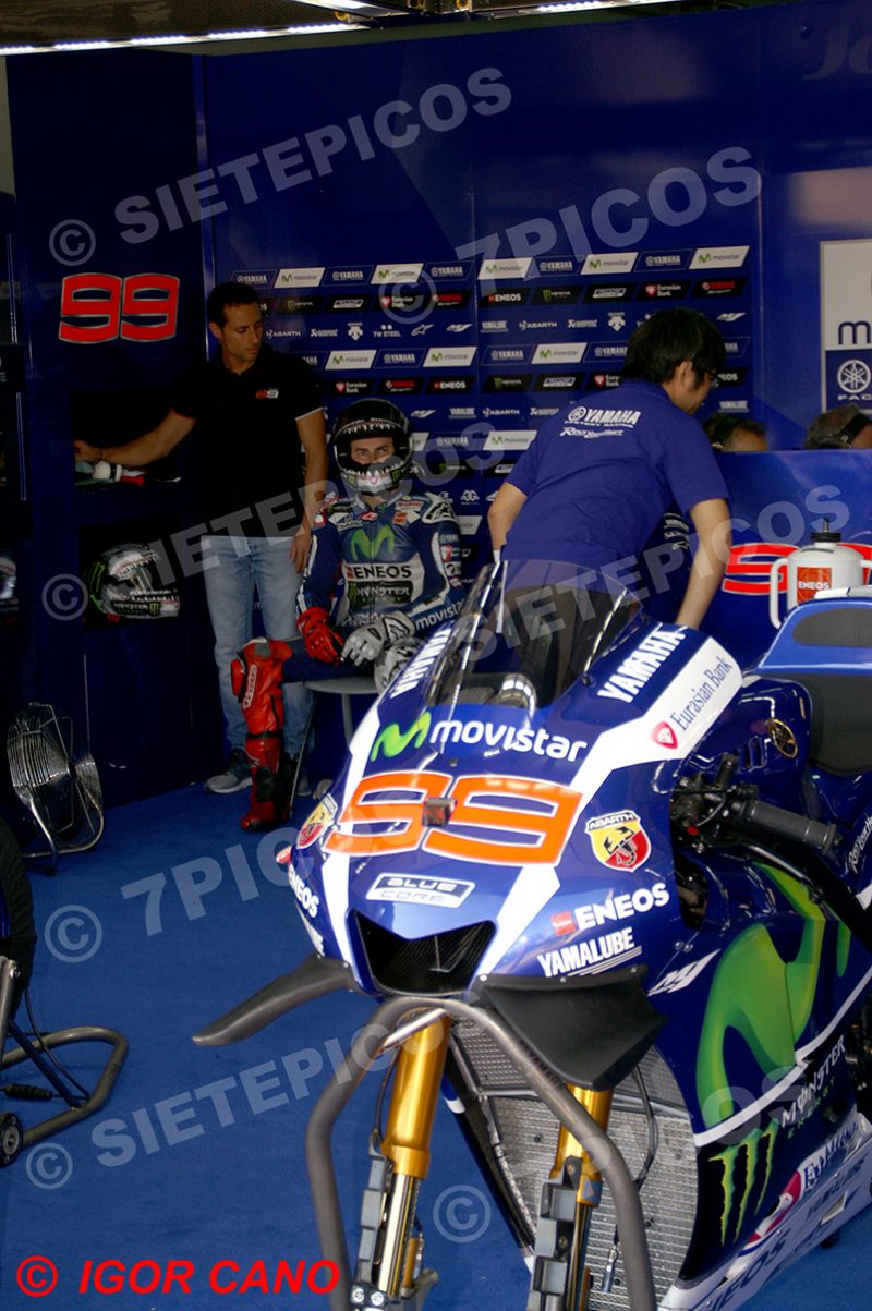 Piloto Jorge Lorenzo (99) (Movistar Yamaha) en el box junto a su motocicleta subida en caballetes
