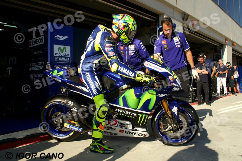 Piloto Valentino Rossi (46) (Movistar Yamaha) en Pit Lane subido en la motocicleta junto a dos mecanicos Gran Premio Movistar de Aragon 2016 de Motociclismo Motorland Alcañiz
