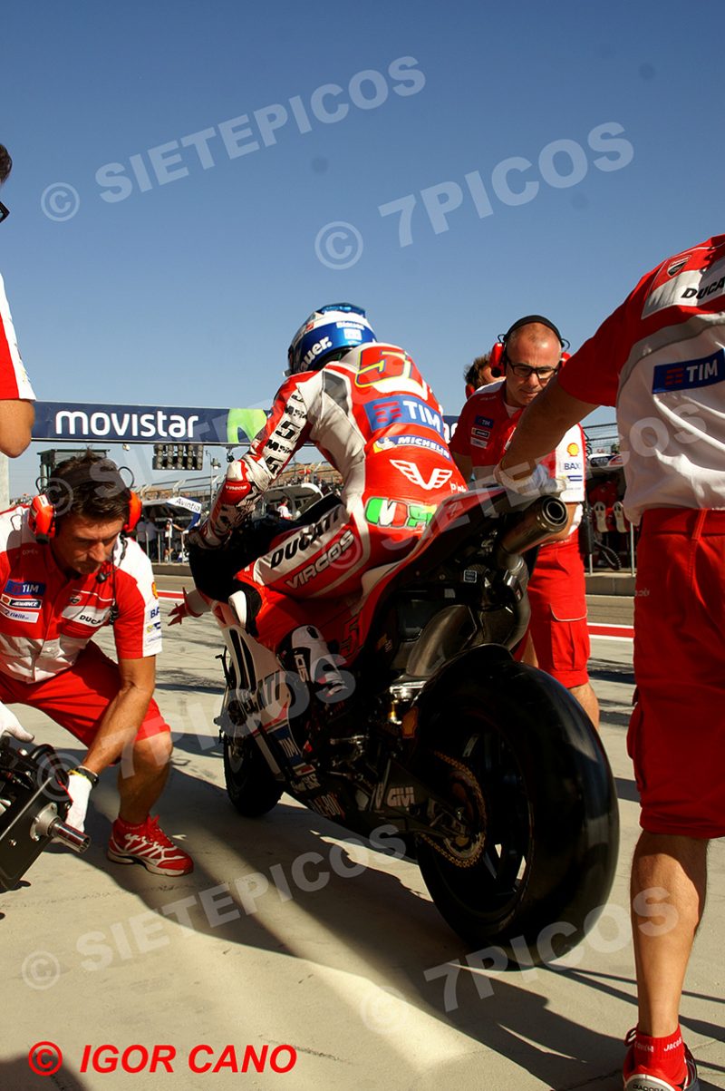 Piloto Michele Pirro (51) (Ducati Team) saliendo del box Gran Premio Movistar de Aragon 2016 de Motociclismo Motorland Alcañiz